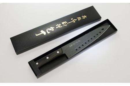 H20-47 兼常作 フッ素コーティング 穴あき・リブ付 波刃牛刀包丁 210mm（FC-G210-S） ～食材の切り離れよい 滑りがよい 錆びにくい 汚れもサッと落ちる オールブラック 黒 ブラック セレーション パン切 関の刃物～