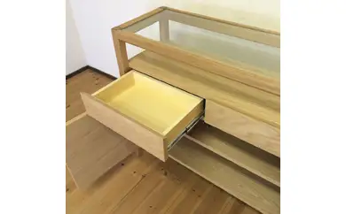 【ガラストップリビングボード90cm オーク材】オイルフィニッシュ おしゃれなお部屋の演出に最適な無垢とツキ板を使ったリビングボード 家具 リビングボード サイドボード ローボード 棚 シェルフ 飾り棚 食器棚 本棚 MUFactory