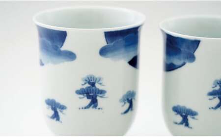 しん窯 青花 染付富士山反り組湯呑 有田焼 和食器 食器 うつわ 器 カップ コップ 2個セット 夫婦湯呑 お湯呑 ゆのみ カップ フリーカップ ギフト 贈答 手描き カップ2個 縁起物 松 富士山 大小セット 35000円 3.5万円 A35-540