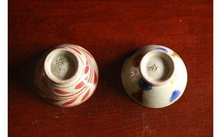 読谷壺屋焼【陶芸城】赤絵魚紋・三彩魚紋ぐい呑み2個セット