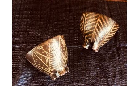 ＜南陶窯＞四つ足カップミニ２個セット【灰釉】線紋・葉紋 ☆ 読谷村 うつわ 陶器 焼き物 久場政一 沖縄 セット商品 やちむん うちなーすぐりむん コップ 地場産品 手作り 人気商品 柄違い ペア ギフトに お祝いに オススメ 伝統工芸品