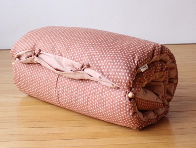 【洛中高岡屋】うたた寝にちょうどいい寛ぎのアイテム カバータイプごろ寝敷きふとん＜ゆったりサイズ＞（ピンク系）