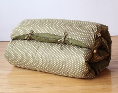 【洛中高岡屋】うたた寝にちょうどいい寛ぎのアイテム　カバータイプごろ寝敷きふとん＜ゆったりサイズ＞（グリーン系）