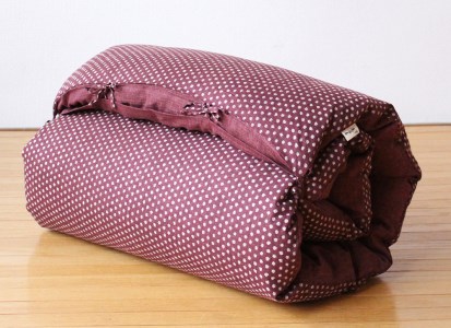 【洛中高岡屋】うたた寝にちょうどいい寛ぎのアイテム　カバータイプごろ寝敷きふとん＜ゆったりサイズ＞（パープル系）