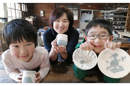 美濃焼絵付体験 チケット 3名様【角山製陶所】≪土岐市≫旅行 観光 岐阜県 トラベル 日帰り 夏休み 予約制 初心者 チケット 券 体験 サービス 陶芸体験 歴史 伝統 3人 三人 3名 三名 夫婦 家族連れ 友達 送料無料 [MCS003]