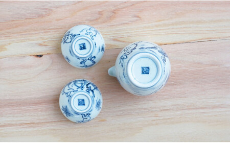 有田焼 染付鳥獣戯画 酒器セット とっくり / ゆるりぐい呑み【よう楽庵・たかす】食器 うつわ 器 磁器 陶磁器 染付 青 鳥獣戯画 動物 酒器 3点 セット 徳利 ぐいのみ 手描き A35-325