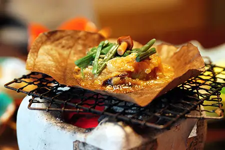 文化財の宿　八ツ三館　季節の会席を楽しむ１泊２食ペア宿泊券【清華の間】［L0016pi］