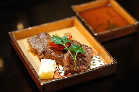 文化財の宿　八ツ三館　季節の会席を楽しむ１泊２食ペア宿泊券【池月の間】［L0017pi］