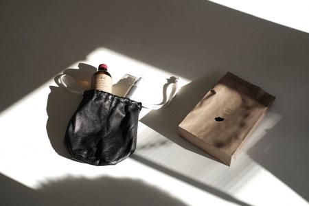 三木市吉川町に自生する天然のヨモギでつくったコスメギフト(ヨモギオイル300ml + プッシュポンプ + ポーチ)