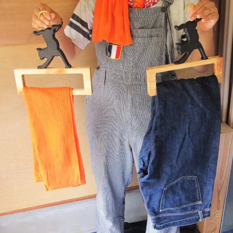 手作り木製タオル掛け・さか立ち黒猫2本セット【007C-060】