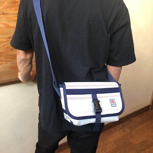 【SUWAプレミアム】FIRE HOSE PRODUCTS　ボディバッグ　ホワイト（M）（パイピングカラー：紺）／バッグ ななめ ショルダー レディース メンズ 【11-56N】
