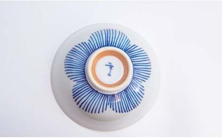 有田焼 シンプルな花柄のお茶碗 ペアセット【まるぶん】食器 器 うつわ 磁器 陶磁器 和食器 茶碗 茶わん ごはん茶碗 夫婦茶碗 2個 セット ペア 花木賊 青 赤 シンプル かわいい ギフト 手描き A18-256