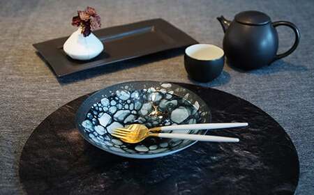 有田焼 泡 ボウル 18cm Black【やま平窯】食器 器 うつわ 磁器 陶磁器 皿 鉢 取鉢 サラダボウル ブラック 黒 シック 35000円 3.5万円 A35-616