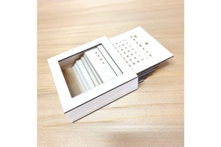 カレンダー ウッドカレンダー 木製ケース(縦14cm×横14cm×厚さ4.5cm)付き [MDF 石川県 宝達志水町 38600183]