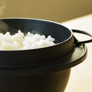 南部鉄器 ごはん鍋 3合炊き IH対応 直火 日本製 炊飯 炊飯器 鉄鍋 鋳鉄 鉄器 白米 炊き込みご飯 アウトドア キャンプ バーベキュー キッチン用品 調理器具 伝統工芸品 職人 手作り 釜 炊きたて 美味しい 岩手県 盛岡市 東北 岩手 盛岡 株式会社岩鋳
