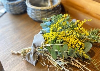 季節のスワッグ   おまかせ インテリアグリーン ドライフラワー たけむら生花店 花 誕生日 ギフト 贈り物 花束 ギフト 送料無料 プリザ 結婚式 母 結婚祝 誕生日 プレゼント お礼 誕生日 壁掛け プレゼント 花 退職 おしゃれ ナチュラル