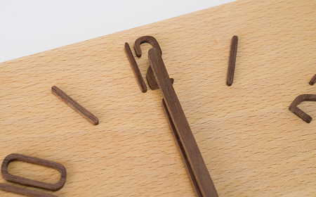 AH13　無垢材の木の掛け時計（ブナ）　スクエア  【 時計 壁掛け 壁掛 シンプル 木製 木目 木 ぶな ブナ 無垢材 むく ウォールナット 】