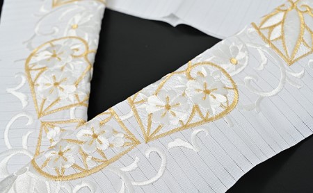 半衿　絽　夏物　白地に白と金の糸での刺繍　葵の柄   あおい 和装 着物 手洗い可 お茶会 誕生日会 周年 初釜 篠原縫製