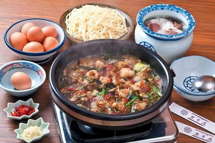 博多万十屋 もつ鍋（すきやき風醤油味）4人前 | 福岡県 福岡市 福岡 九州 納税 返礼品 返礼 お取り寄せグルメ 取り寄せ グルメ もつ鍋 モツ鍋 もつなべ もつ鍋セット 送料無料 冷凍 牛モツ鍋 牛もつ ご当地グルメ プレゼント ギフト