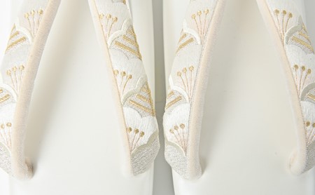 ぞうり　草履　松青海波の刺繍花緒　白　Ｍサイズ　お着物に　きものに 和装 履物 疲れにくい パーティー 誕生日会 周年 お茶会 入園 卒園 入学 卒業 結婚式 式典 セレモニ 篠原縫製