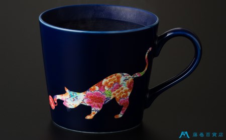 【美濃焼】藤巻百貨店別注 華猫のマグカップ ネイビー＆ニューボンホワイトペアセット 多治見市 / 株式会社caramo 藤巻百貨店(丸モ高木陶器）マグカップ  [TBB002]