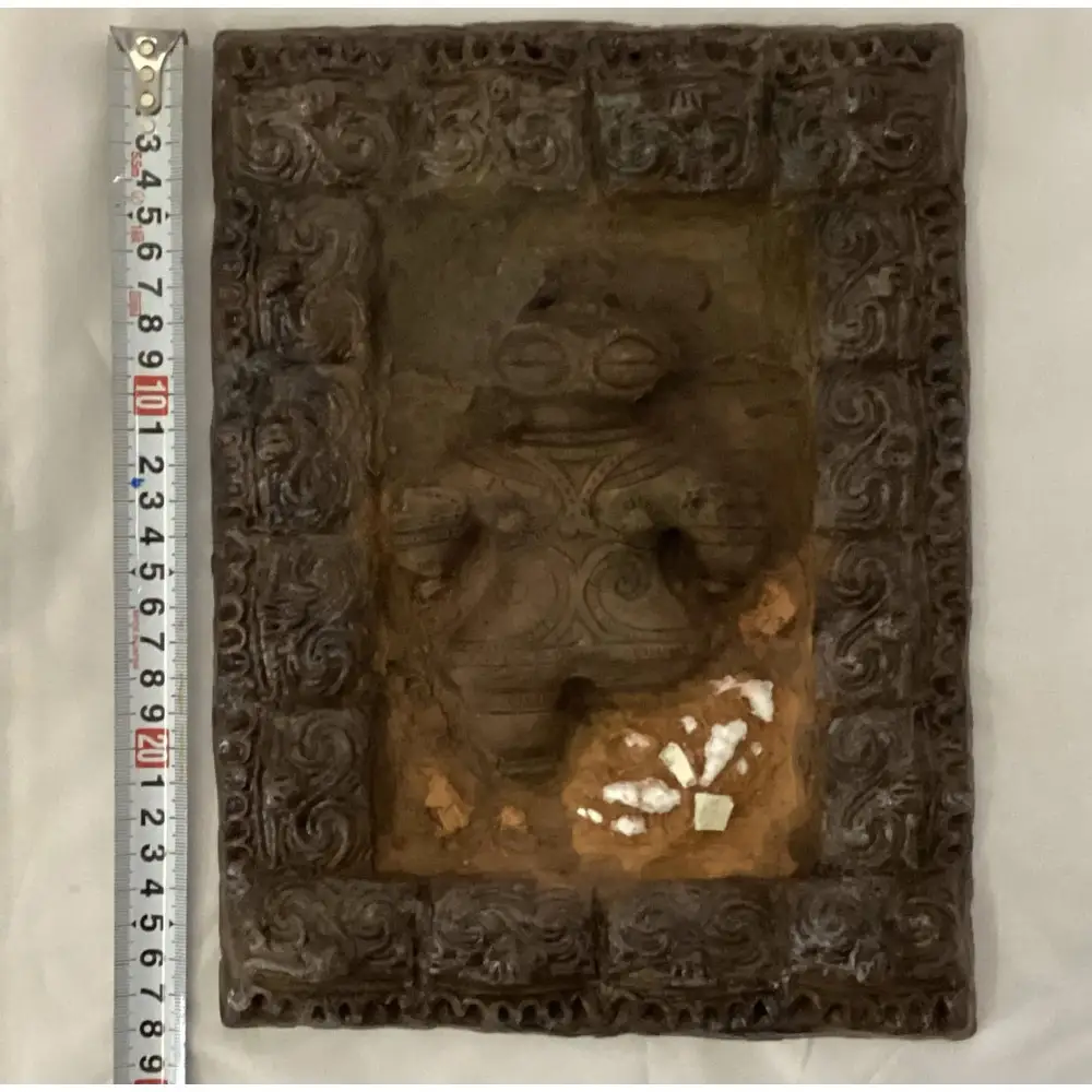 縄文発掘レリーフ　遮光器土偶（片足）