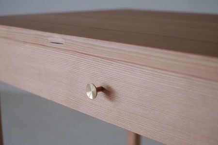 ウッドデスク『mina no mori DeskA（wood Frame）〈ミナノモリ デスクA（ウッドフレーム）〉』信州南相木村産カラマツを使用したベーシックなデスク。学習机や書斎・リビングなど様々な用途で永くご利用頂きたいベーシックなウッドデスクです。