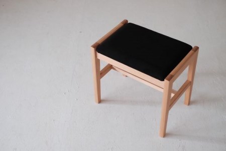 ウッドスツール『mina no mori StoolA(woodFrame)〈ミナノモリ スツールA（ウッドフレーム）〉』信州南相木村産のカラマツを100％使用したベーシックなスツール。様々な用途で永くご利用頂きたいベーシックなウッドスツールです。