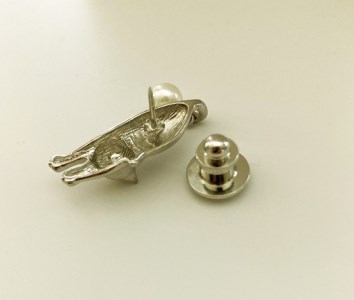 1188　アコヤ真珠SILVERタックブローチ 飛び降りるネコ　アコヤ真珠 シルバーブローチ 猫 動物 高品質 国産 かわいい フォーマル カジュアル おしゃれ レディース パール 伊勢志摩