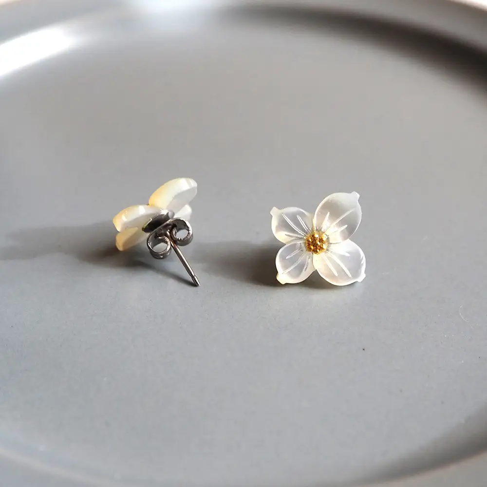 シェルのピアス ハナミズキ［ホワイト］ チタン製ピアス ハンドメイド No.040-01