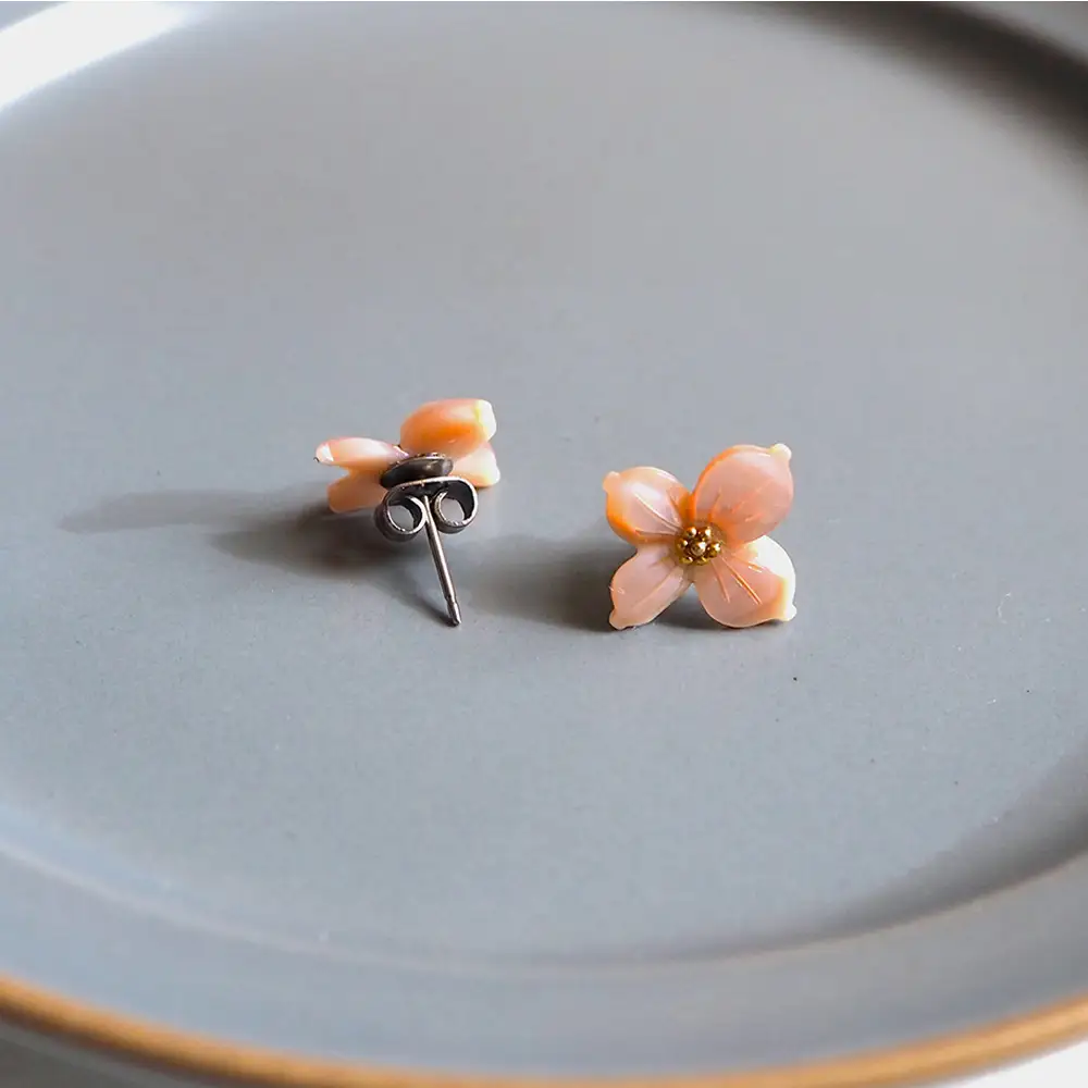 シェルのピアス ハナミズキ［ピンク］ チタン製ピアス ハンドメイド No.040-02