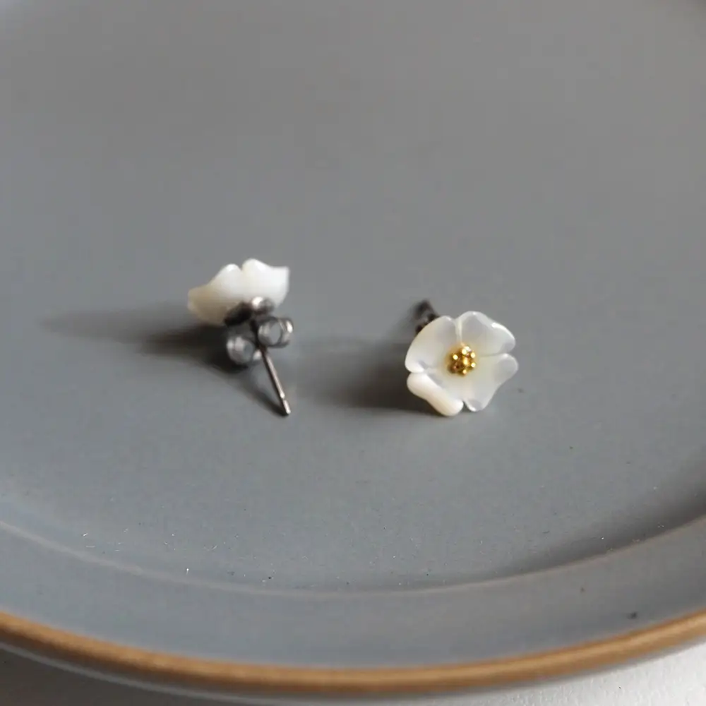 シェルのピアス ハナミズキ［ミニ］ チタン製ピアス ハンドメイド No.040-03