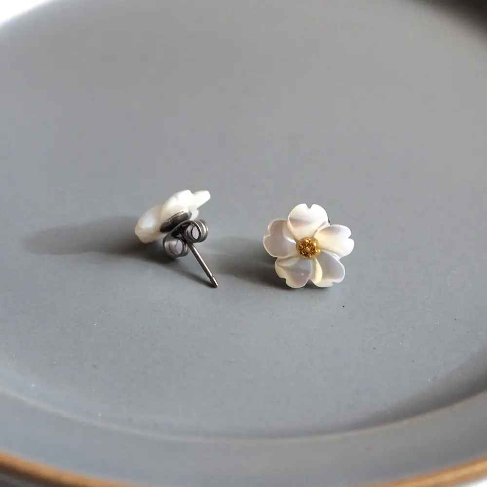 シェルのピアス フラワー［ホワイト］ チタン製ピアス ハンドメイド No.040-04