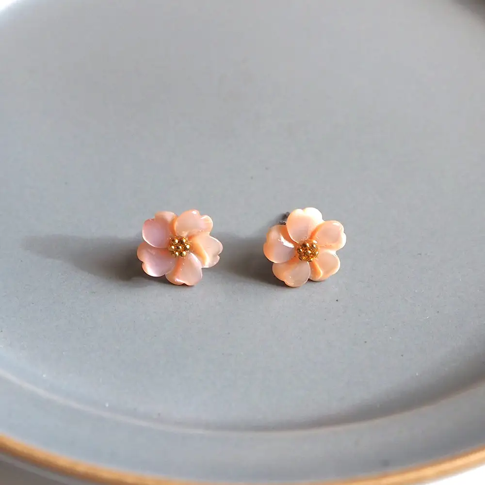 シェルのピアス フラワー［ピンク］ チタン製ピアス ハンドメイド No.040-05
