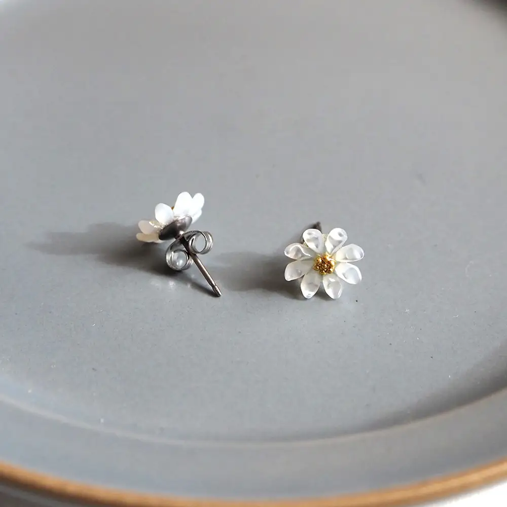 シェルのピアス マーガレット［ホワイト］チタン製ピアス ハンドメイド No.040-06