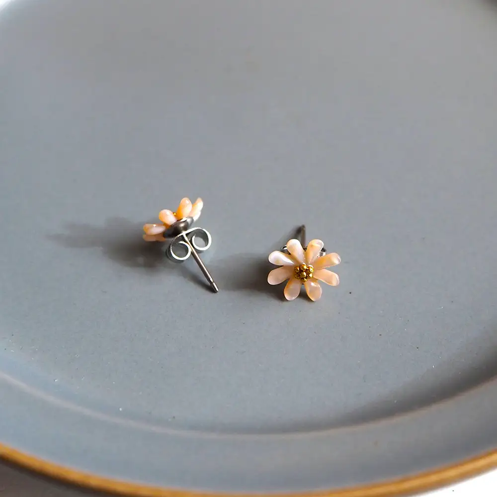 シェルのピアス マーガレット［ピンク］チタン製ピアス ハンドメイド No.040-07