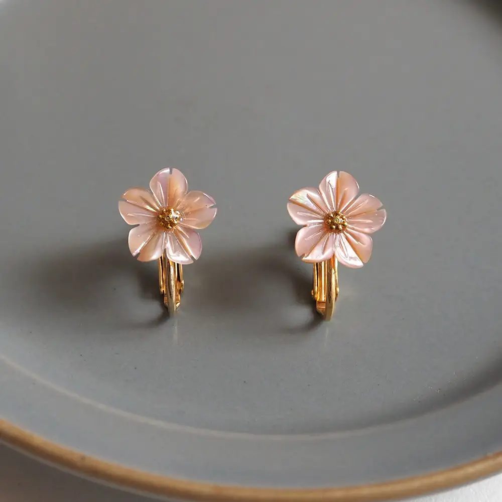 シェルのイヤリング 桜［ピンク］ 金属アレルギー対応 真鍮製メッキ製（シリコンカバー付き） ネジバネ式イヤリング ハンドメイド No.042-08