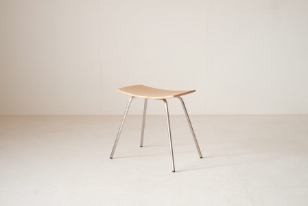ベーシックなウッドデスク＋スツールセット　『mina no mori Desk B(SUSFrame)＋mina no mori Stool B(SUSFrame)セット　＜ミナノモリ デスクB（ステンレスフレーム）＋ミナノモリ スツールB（ステンレスフレーム）セット〉』　信州南相木村カラマツ使用。学習机や書斎・リビングで。