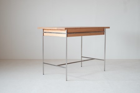 ベーシックなウッドデスク 『mina no mori Desk B(SUSFrame)　ミナノモリ デスクB（ステンレスフレーム）』信州南相木村産カラマツを使用したベーシックなデスク。学習机や書斎・リビングなど様々な用途で永くご利用頂きたいベーシックなウッドデスクです。