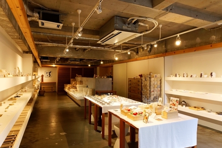 【谷中・箱義桐箱店】桐はがき[1枚]の塗り絵体験チケット（1名様分／60分）_0154-003-T04