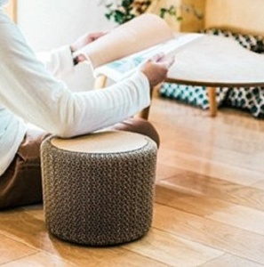 完成品「Corncob Stool」 強化ダンボールを特殊な構造*で組んでいるため、軽くて強い。*特許出願済み | スツール