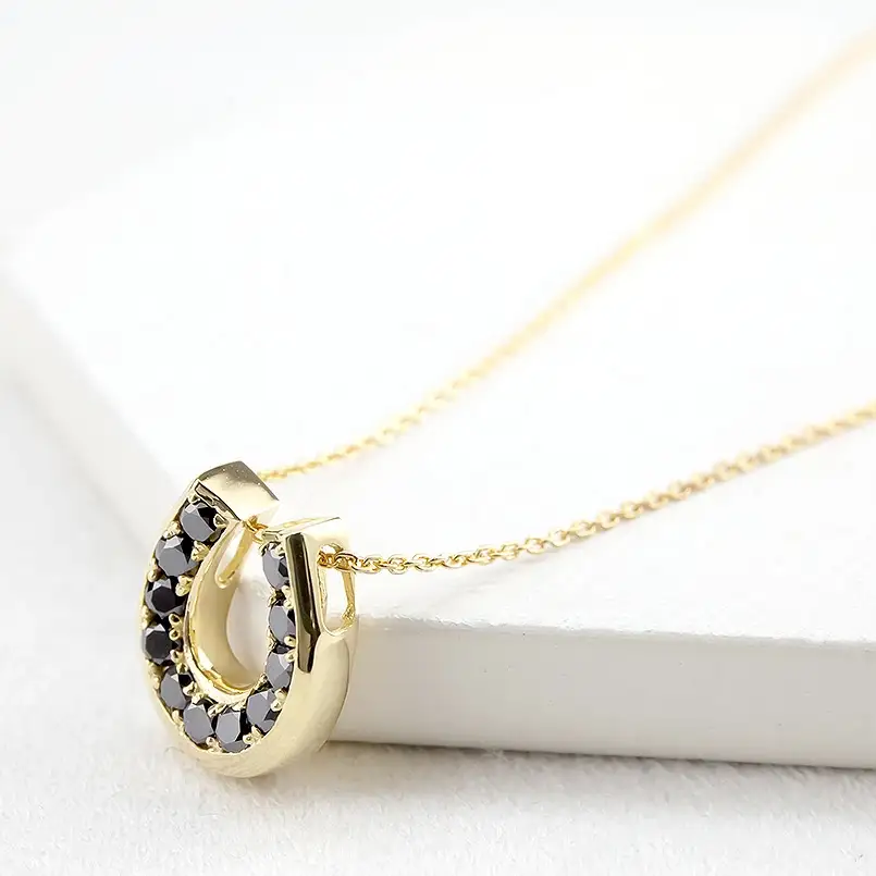  18金 ペンダントトップ 馬蹄 ブラックダイヤモンド 1.0ct ネックレス ホースシュー ブラックダイヤ 蹄鉄 シンプル ジュエリー 山梨県 昭和町 送料無料 管理番号230227102bkym SWAA095