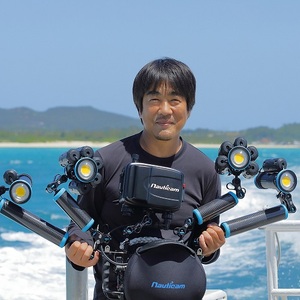 清水町ふるさと大使　海洋生物写真家　峯水亮氏による　作品パネル　Pink anemonefish（DSC_0654_A4）