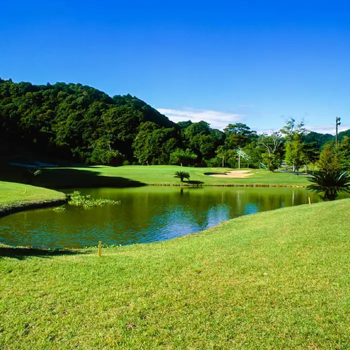 【鴨川カントリークラブ】ゴルフプレー券 ２名様《土日祝限定》 ＆ 市内共通宿泊券 ３万５千円　[0200-0012]