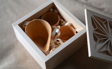 五合枡に入った酒器セット（杉） 工芸品 