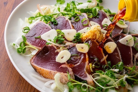 一本釣り漁師歴40年の職人技！かつおのたたき・ポン酢セット800g（2～3節）【R00493】