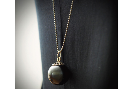 漆玉黒ネックレス「黒と金古美」漆玉1.8cm & チェーン55cm [越久米作 富山県 朝日町 34310294]