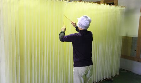 TV番組「マツコ＆有吉 かりそめ天国」で紹介！ふたつの伝統の融合がかなえた 冷麦のおいしさを超えた冷麦 九鬼太白純生胡麻油使用 四日市手延めん (冷麦）3束入 ×2袋（約15人前）／金魚印 王道 大矢知 伝承の味 高級麺ひやむぎ 手延冷麦 無添加 手延べ 九鬼 ごま油 胡麻油 九鬼産業 長期保存 そうめん ひやむぎ 素麺 そうめん 乾麺 麺 人気 贈答 家庭用 三重県 四日市市 ふるさと納税