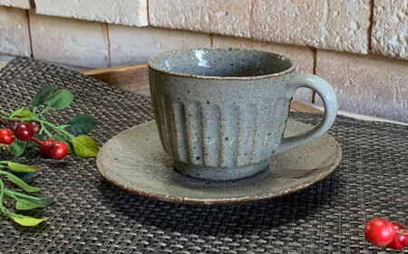 【美濃焼】荒土 しのぎ カップ&ソーサー 2色 ペアセット【竜仙窯】食器 コーヒーカップ ティーカップ プレート ケーキ皿 取り皿 珈琲 紅茶 お茶 ティータイム ペア 夫婦 カップル ホワイト グレー 白 灰 モノトーン おしゃれ レンジ対応 送料無料 [MDD036]