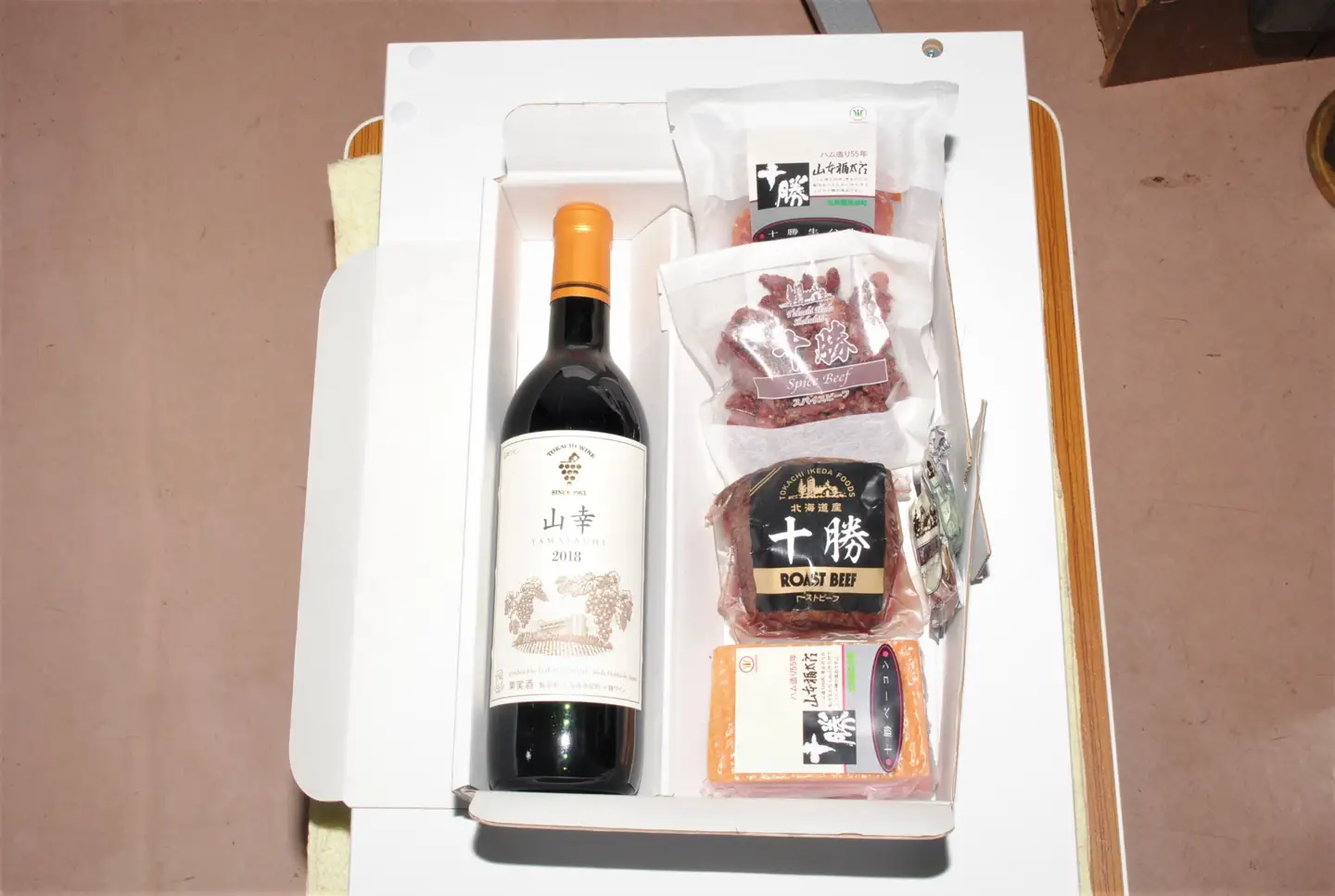 【北海道】山幸（赤ワイン）と十勝ローストビーフセット　ローストビーフ　モモハム　十勝ローストビーフ　ベーコン